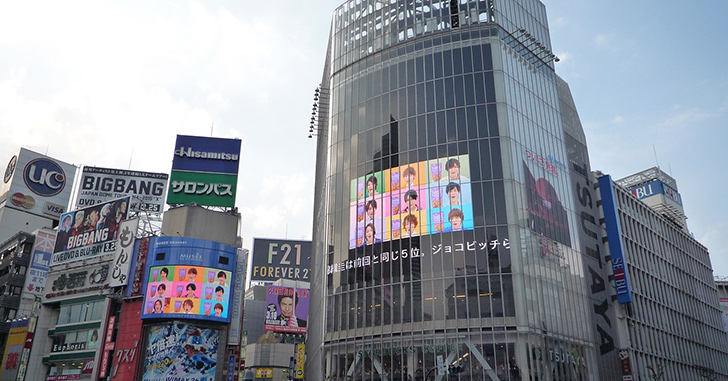 渋谷駅前「QFRONT」の大型ビジョンでおめでとうのメッセージ！