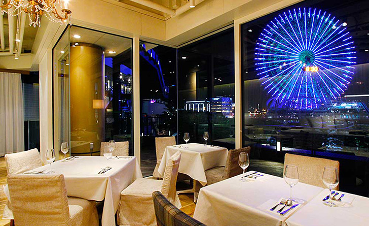 神奈川県・みなとみらい／イタリアン 24/7restaurant（トゥエンティフォーセブンレストラン）の店内・夜景