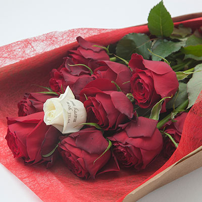 12本のバラ（生花）に１輪のメッセージローズを入れてプレゼントできる花束
