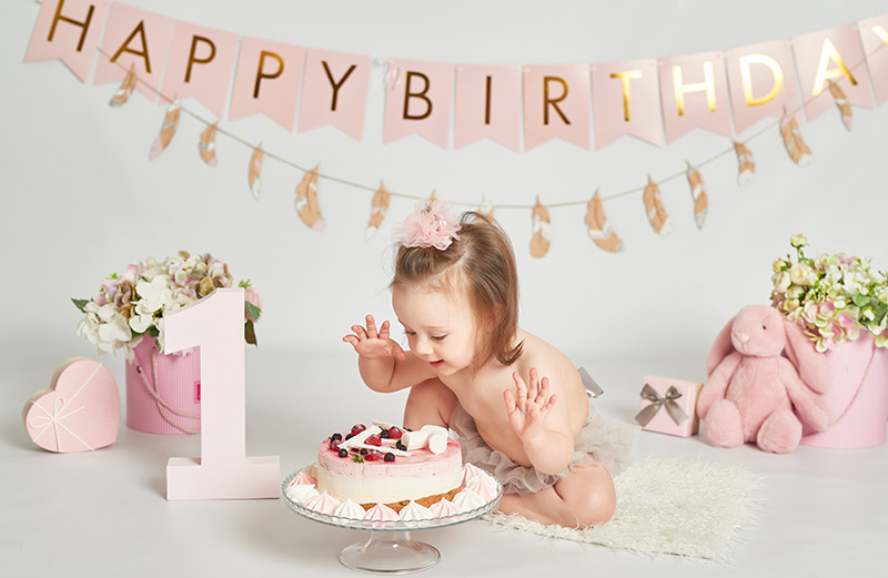 1歳の女の子の誕生日パーティーシーン