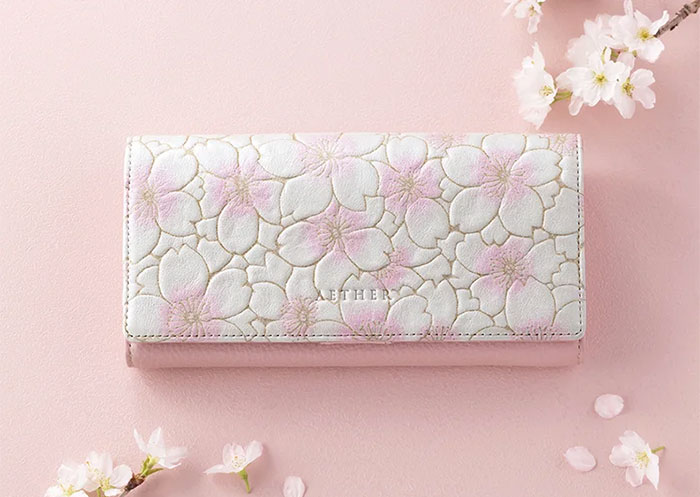桜の型押しレザーで作られた財布「エーテル ヌバックレザー サクラ（かぶせ）」