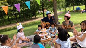 野外で行ったピクニック風バースデーパーティー｜バースデーソングを作ろう！プロジェクト