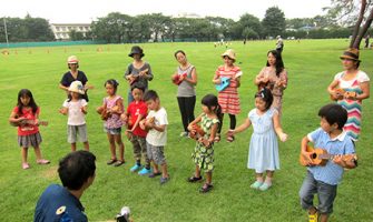 青空ウクレレ教室の親子メンバーでバースデーソングを歌って演奏