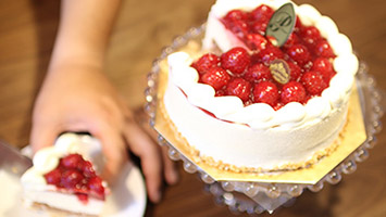 洋菓子店カサミンゴーの シュス木苺レアチーズケーキ を食べてみた感想 Happy Birthday Project