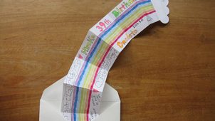 虹のアーチが広がる！寄せ書きできる手作りレインボーカード