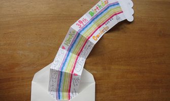虹のアーチが広がる！寄せ書きできる手作りレインボーカード