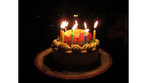 バースデーケーキ（ローソク付き）〜１の写真 | 無料で使える！誕生日のフリー素材(商用利用・加工可)