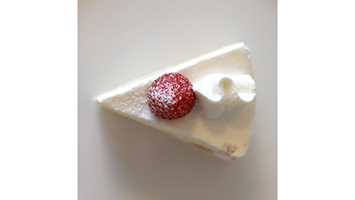 真上から撮影した苺のショートケーキ1ピースの写真 真俯瞰 無料で使える 誕生日のフリー素材 商用利用 加工可 Happy Birthday Project 真上から撮影した苺のショートケーキ1ピースの写真 真俯瞰 無料で使える 誕生日のフリー素材 商用利用 加工可 Happy Birthday Project