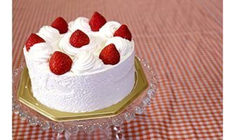 苺のバースデーケーキ 斜め上から撮影 無料で使える 誕生日のフリー素材 商用利用 加工可 Happy Birthday Project