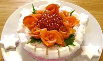 『ごはんで作る！バラの寿司ケーキ』の作り方