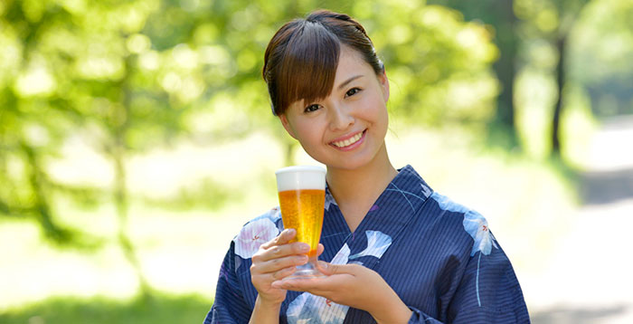 ビールを飲んでいる浴衣の女性