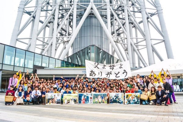 〜100人の学生から両親へ〜 父の日母の日に、日頃の感謝を伝えるフラッシュモブ