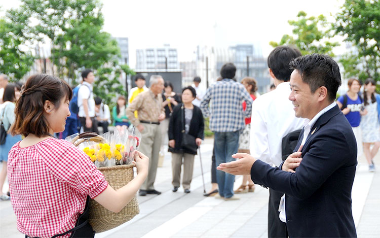 フラッシュモブでバラのプリザーブドフラワーを無料で配るお花屋さん