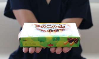 お菓子で手品のサプライズ