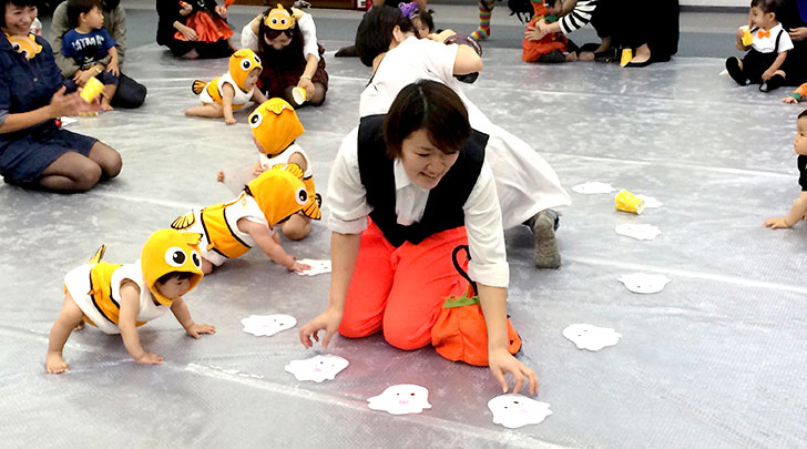 ０歳児のハイハイゲーム　湾岸キッズ　ハロウィンパーティーイベント