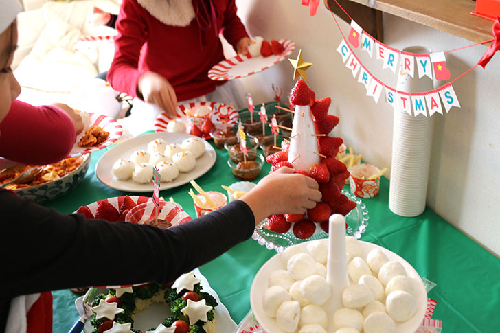 クリスマスパーティーで実際にいちごタワーを作った時の様子