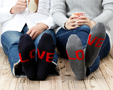 リラックスして足を伸ばした時だけLOVEがチラリと見える！「BEAMS LOVE SOCKS ソリッドカラー」