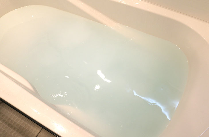 アユーラ　メディテーションバスα お風呂に入れてよくかき混ぜた後のお湯の色
