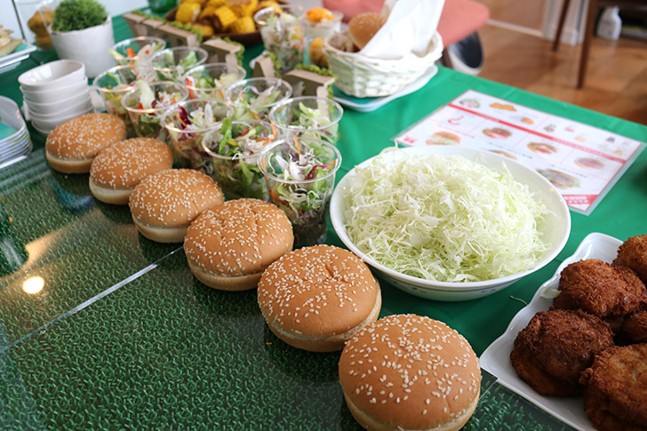 並んでいるバンズ　　バーガーショップ（モスバーガー風）をテーマにした子供の誕生日パーティー演出