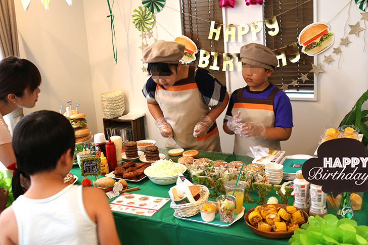 一番小さい子から順番に注文　バーガーショップ（モスバーガー風）をテーマにした子供の誕生日パーティー演出