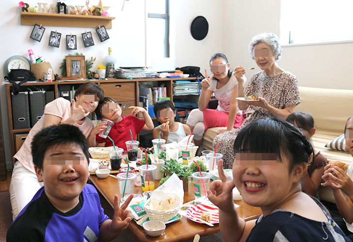 食事中　バーガーショップ（モスバーガー風）をテーマにした子供の誕生日パーティー演出