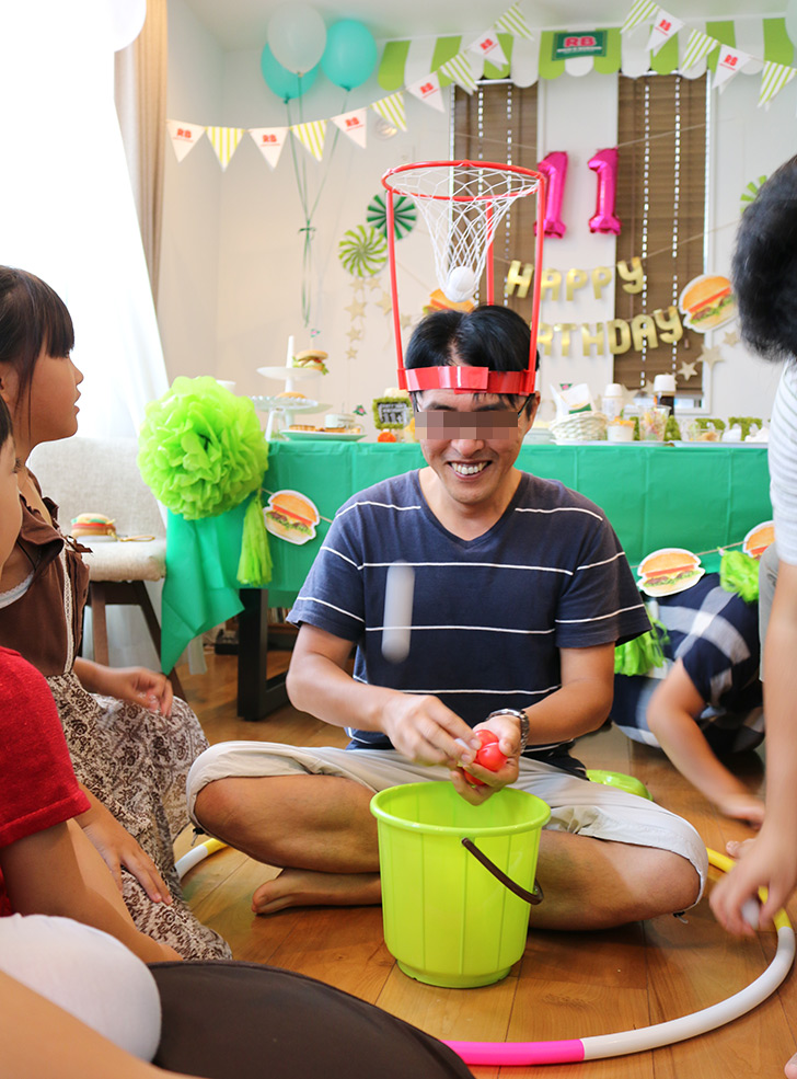 パーティーゲーム　ひとり玉入れ　バーガーショップ（モスバーガー風）をテーマにした子供の誕生日パーティー演出