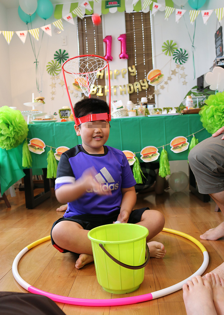 パーティーゲーム　ひとり玉入れ　バーガーショップ（モスバーガー風）をテーマにした子供の誕生日パーティー演出