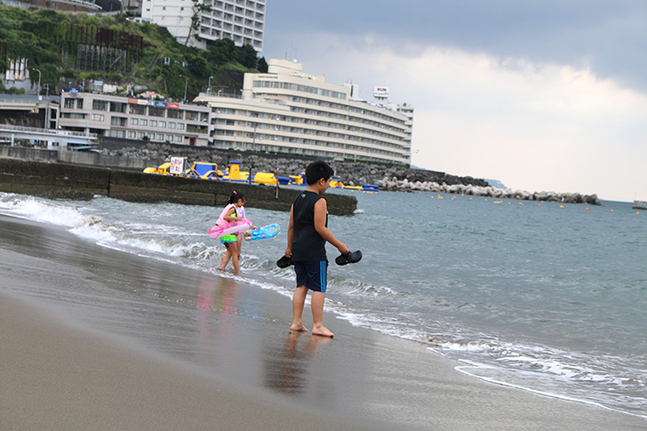 朝の熱海サンビーチ4