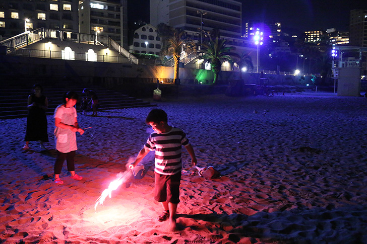 夜の熱海サンビーチで花火