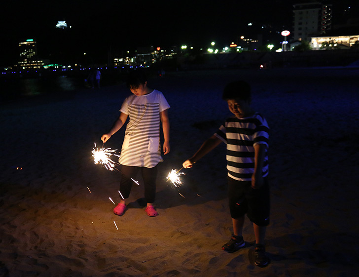 夜の熱海サンビーチで花火