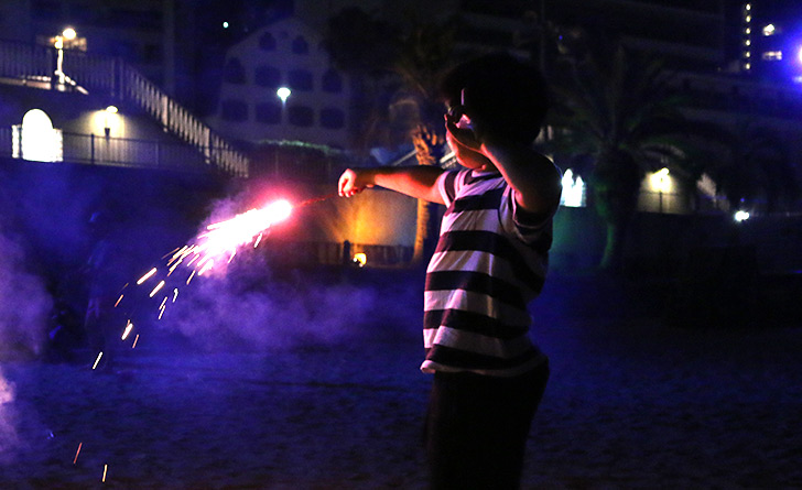 夜の熱海サンビーチで花火