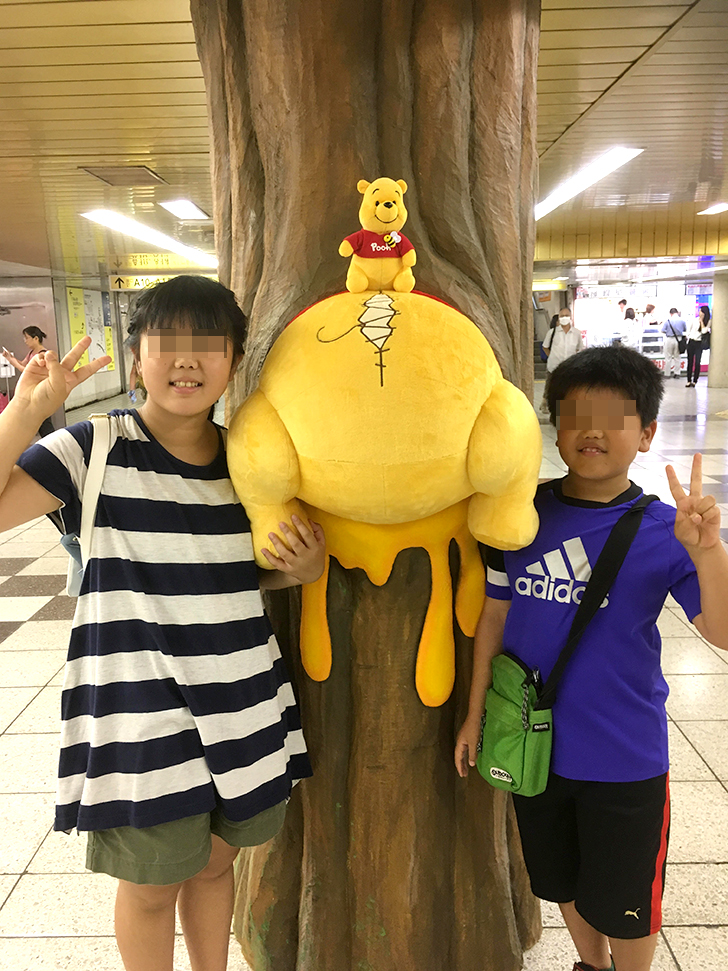 プーさんカフェ　はちみつカフェ　新宿駅通路のプーさんコーナー　プーさんのおしり