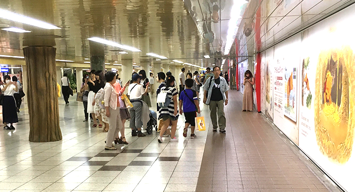 プーさんカフェ　はちみつカフェ　新宿駅通路のプーさんコーナー