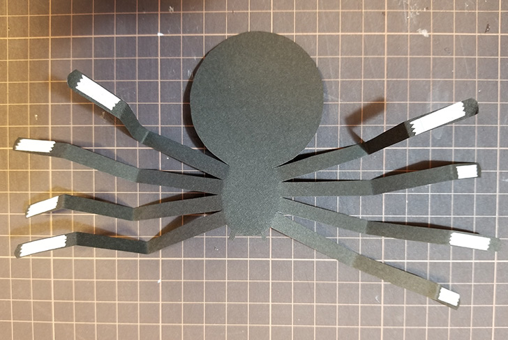 画用紙で作る立体クモの作り方