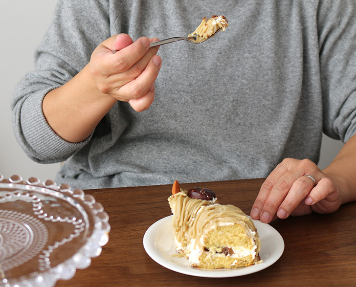 女性が食べてるシーン1　ほくほく和栗＆和三盆のモンブラン ラ・ファミーユ