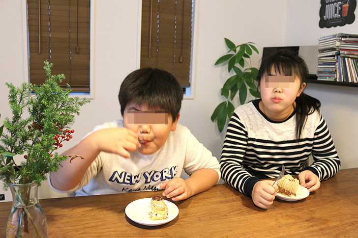 子供が食べてるシーン1　ほくほく和栗＆和三盆のモンブラン ラ・ファミーユ