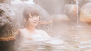 温泉にゆっくり浸かっている女性