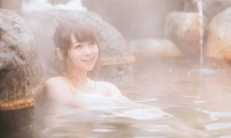 温泉にゆっくり浸かっている女性