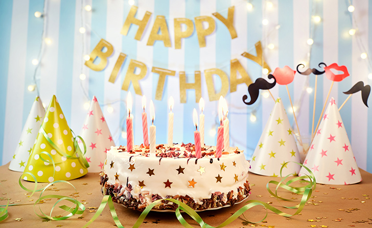 誕生日ケーキ、飾り付け、誕生日サプライズのイメージ