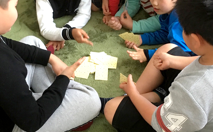 カードゲームで遊んでいる小学生男子