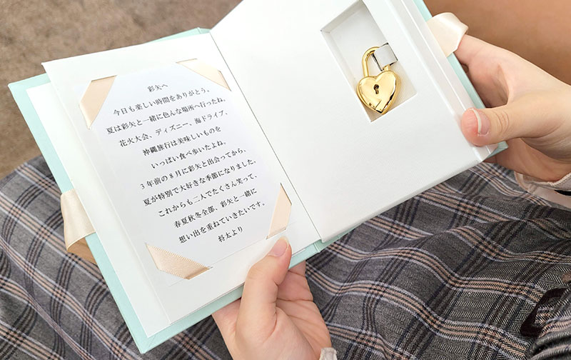 メリアルームメン Love Book-summer ring‐（サマーリング）レビュー　女性がメッセージを読んでいるイメージ