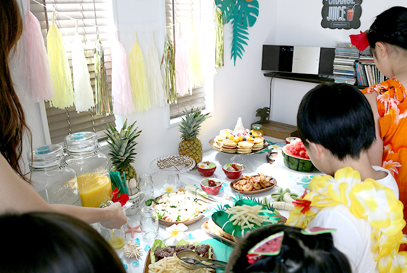料理を取る子供達　アロハ・ハワイをテーマにしたトロピカルな誕生日パーティー演出