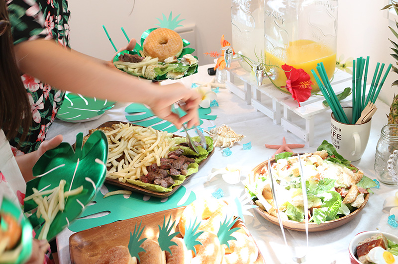 料理を取る子供達　アロハ・ハワイをテーマにしたトロピカルな誕生日パーティー演出