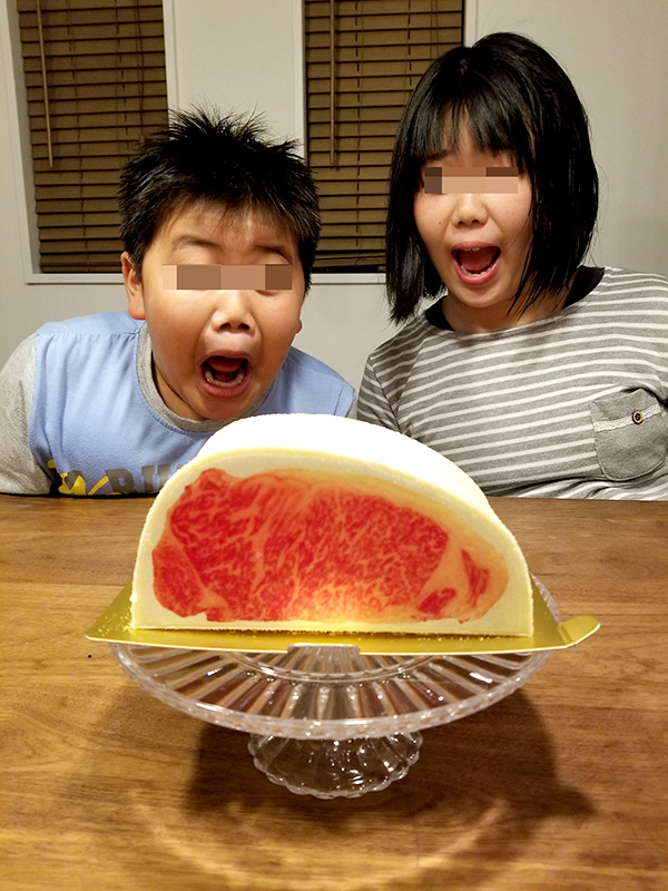 肉ケーキ　和牛サーロインケーキに驚く子供