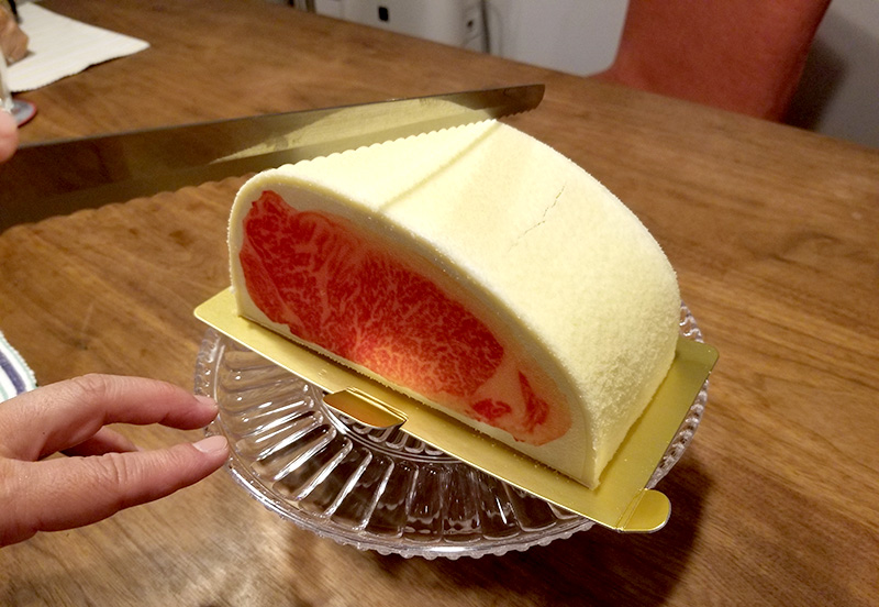 肉ケーキ　和牛サーロインケーキをカット