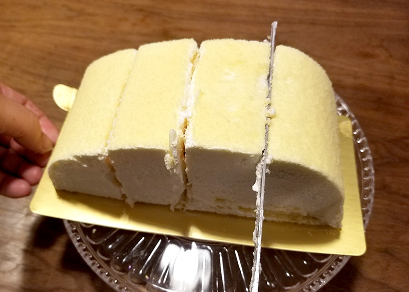 肉ケーキ　和牛サーロインケーキをカット