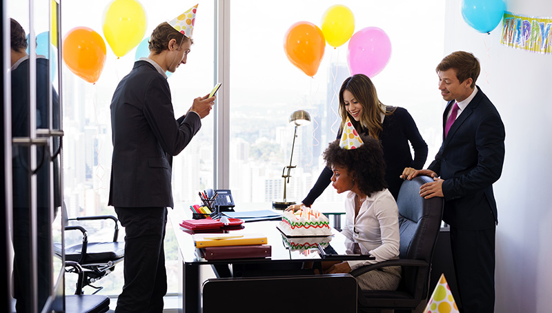 出社したらデスク周辺が飾り付けされてる誕生日サプライズ