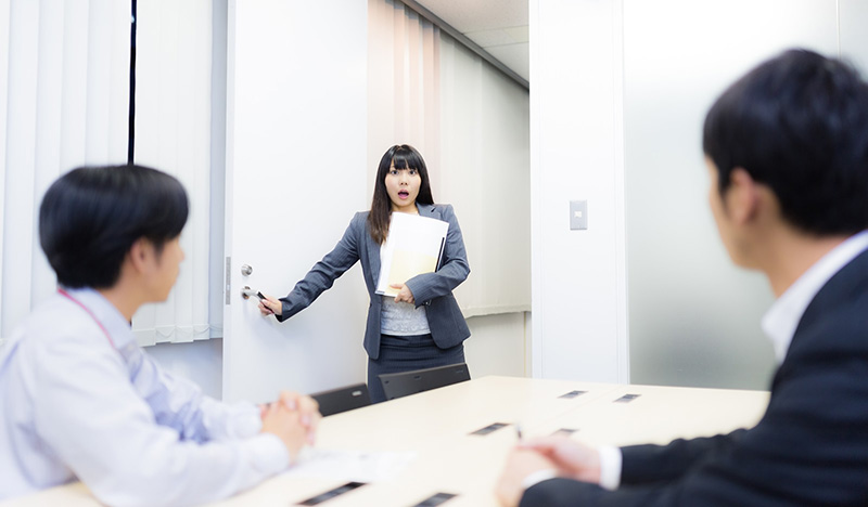 会議室に入ったら全員が自分の顔写真のお面をしている謎のサプライズ