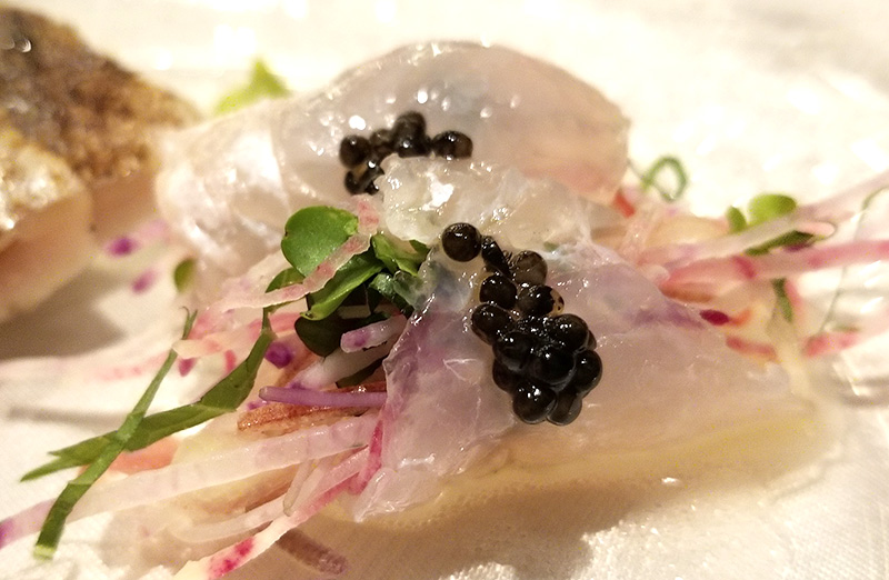 活締め神経抜き天然ヒラメの昆布〆　薬味野菜のジュリエンヌ　シャンパンのヴィネグレットソース