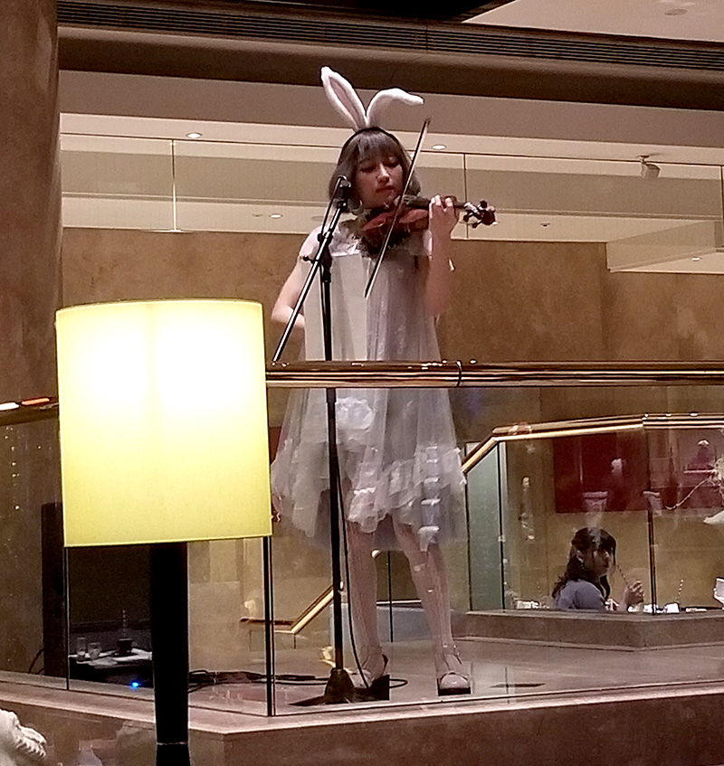 ヒルトン東京マーブルラウンジ「アリスinクリスマス・マジック」デザートビュッフェ　バイオリンを弾くアリス風のお姉さん